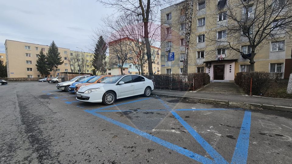 18sq.m Commercial Space for rent, Florilor area