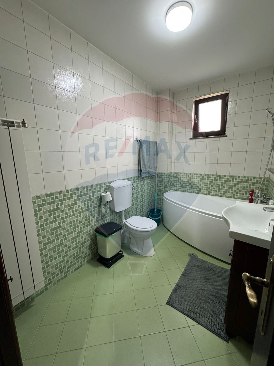 Casă / Vilă nouă cu 5 camere + casă bătranească renovată