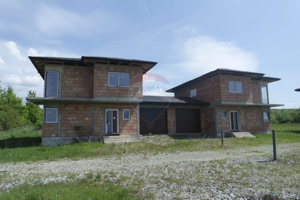 CASA CUPLATĂ DE VÂNZARE la rosu sau la semifinisat în Tăuții Măgherăuș
