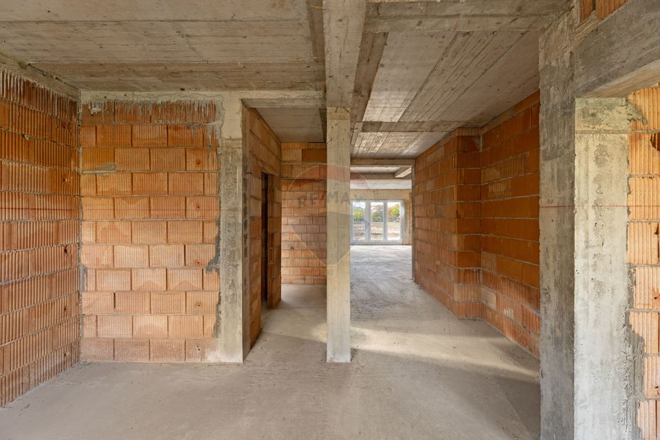 Casă la roșu cu teren generos, 500 mp, situată pe strada Ostașului