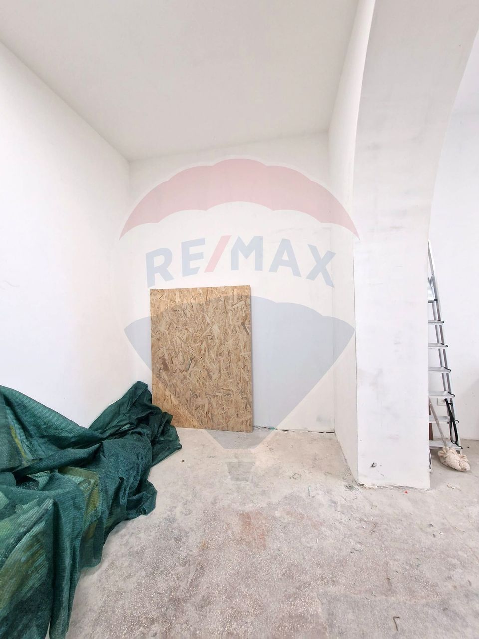 37.2sqm commercial space for rent in the Eroii Revolutiei area