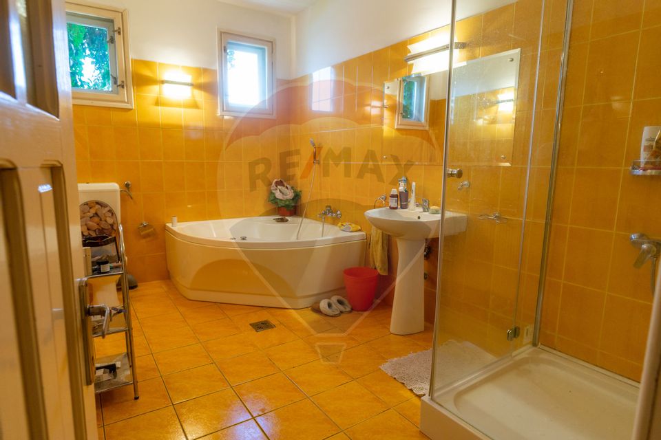 Casă / Vilă cu 10 camere si teren generos, Sos. Salaj