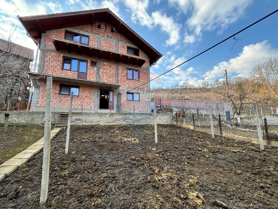 Casă Nouă pe 3 niveluri în Mediaș zona Baznei - priveliste superba