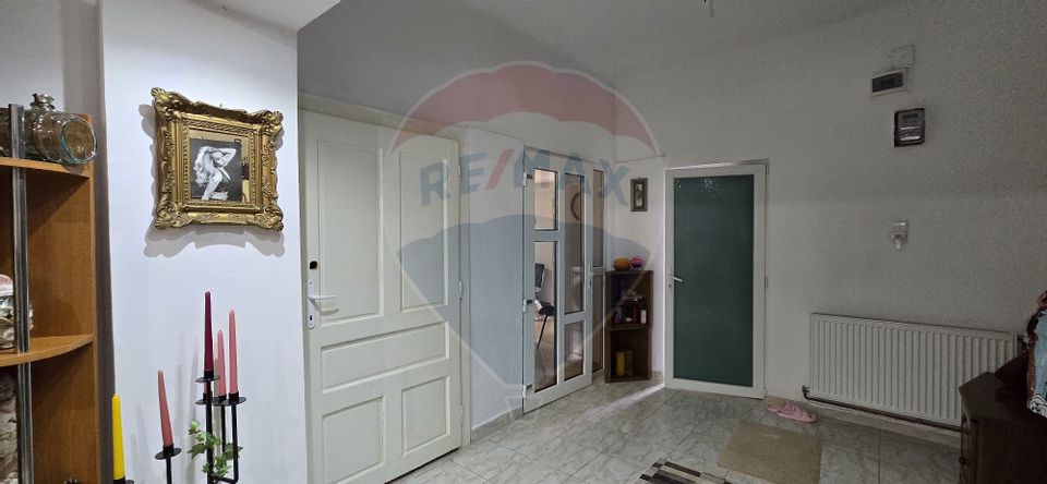 Casă / Vilă de vanzare cu 3 camere central Chisineu Cris