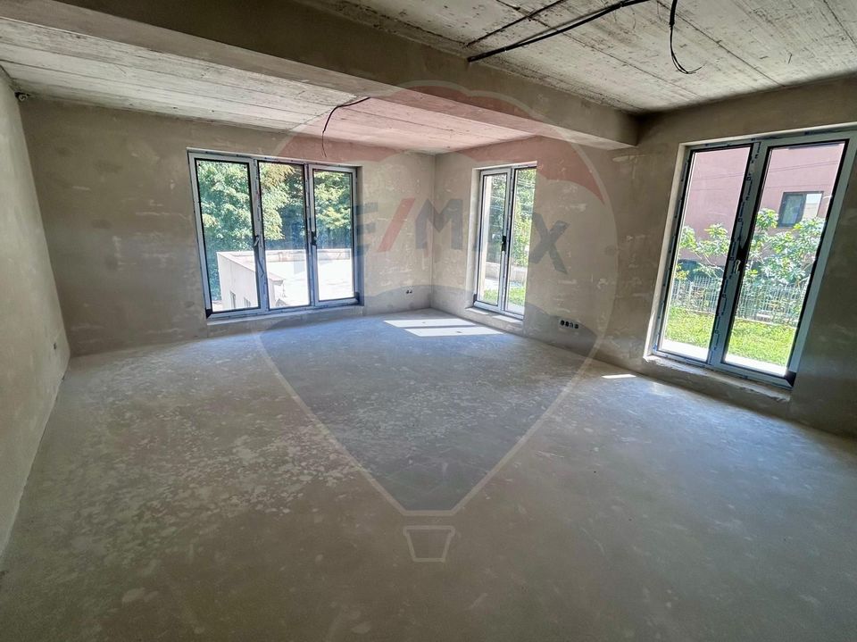 VILA NOUA DE VANZARE in zona Parcul Mare (Regina Maria)