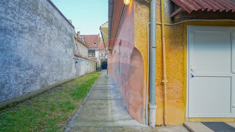 REZERVAT! Casă cu 2 camere și mult potențial, Poarta Schei