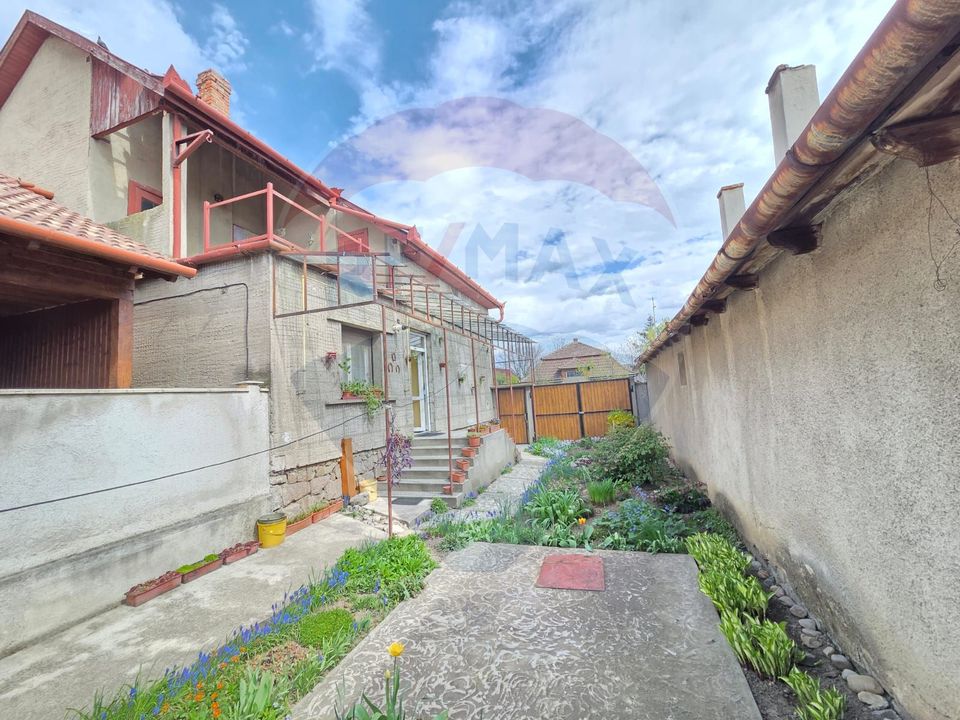 Casă cu etaj , curte proprie