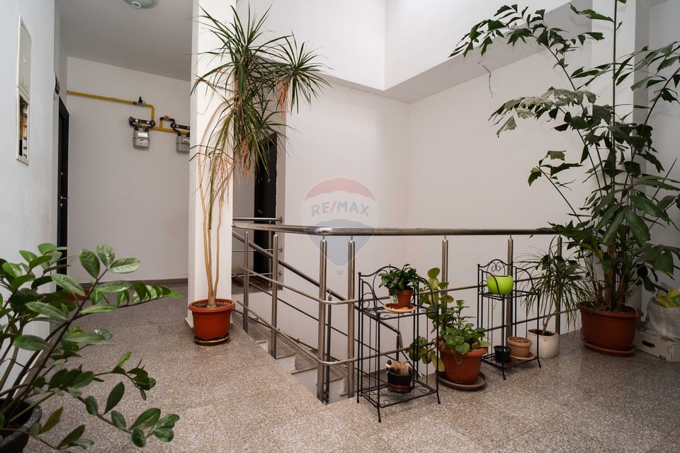 Apartament cu 3 camere de vânzare în zona Nicolina