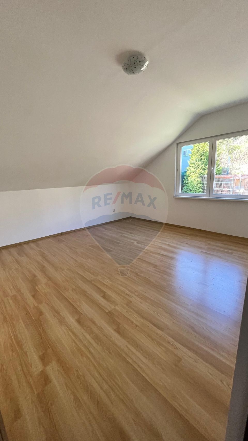 Casă cu vedere spre lac și pădure -deasupra  Barajului Ighis