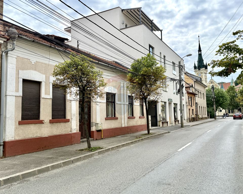 Apartament la casa / garaj / Semicentral