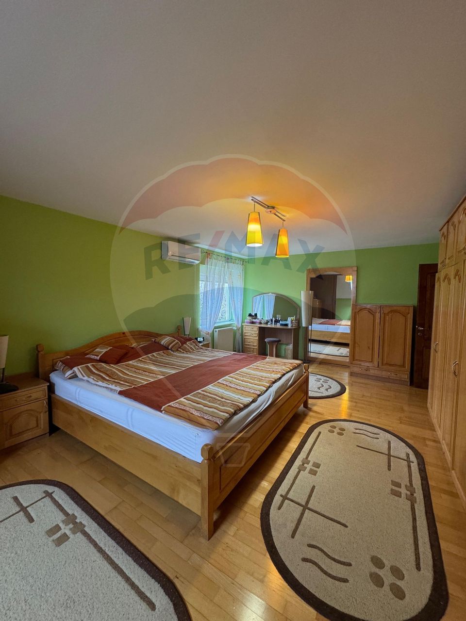 Casă / Vilă cu 10 camere de vânzare în zona Braytim