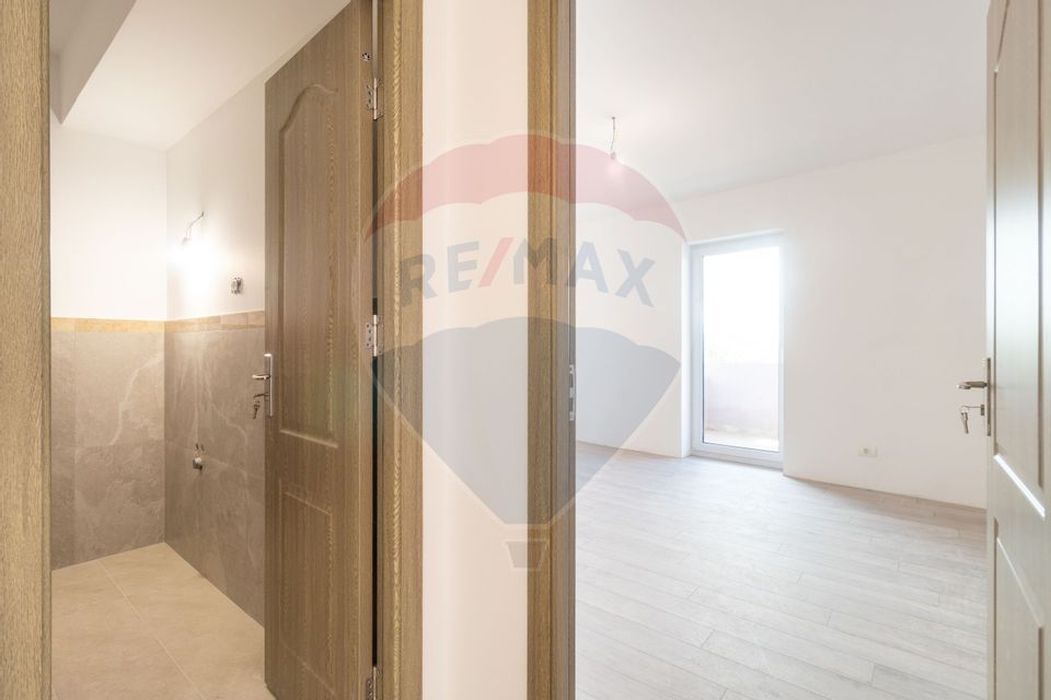 Apartament cu 4 camere de vanzare in zona Damaroaia - Petrom City