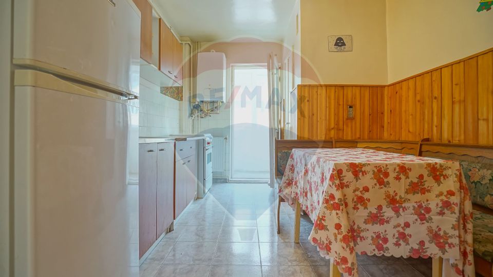 Apartament cu 4 camere de vânzare în zona Racadau