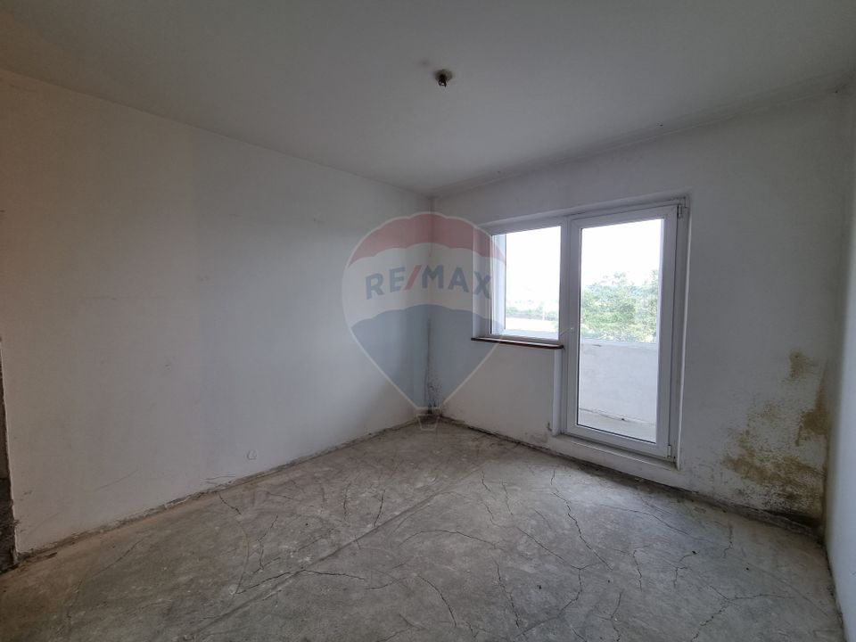 Apartament (De renovat) cu 3 camere de vânzare în zona Exterior Vest