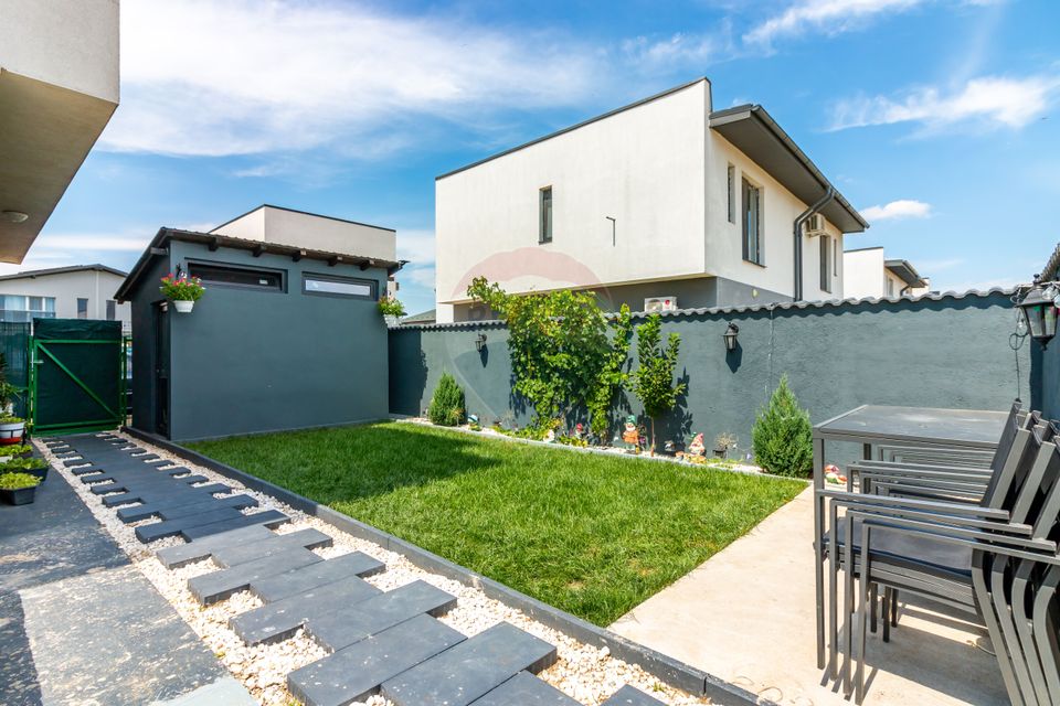 For sale House / Villa with 4 rooms in Tunari