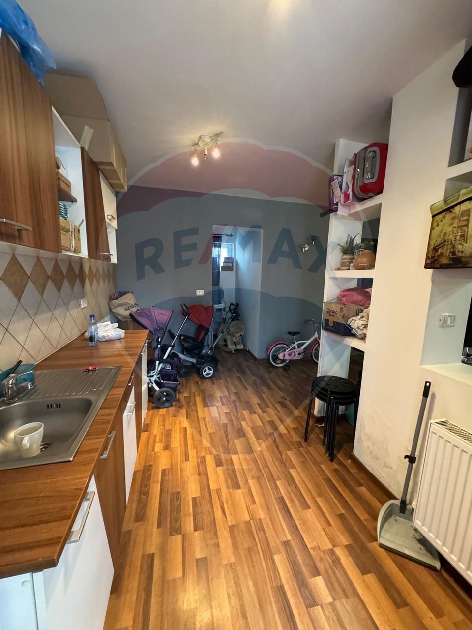 Casă / Vilă cu 8 camere de vânzare în zona Est