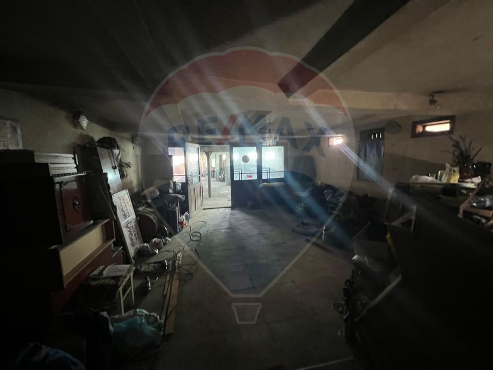 Casă cu 6 camere de vânzare