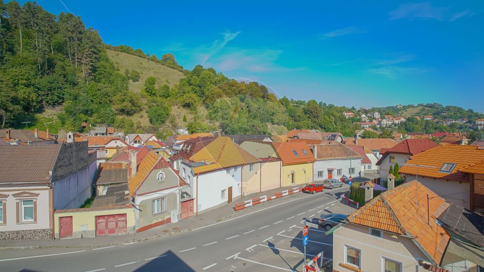 REZERVATA! Vilă impozantă, cu două apartamente și mansardă, Schei