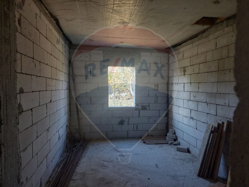 Casa la rosu de vanzare in Caiuti, Bacau