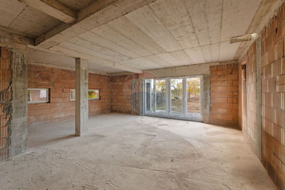 Casă la roșu cu teren generos, 500 mp, situată pe strada Ostașului