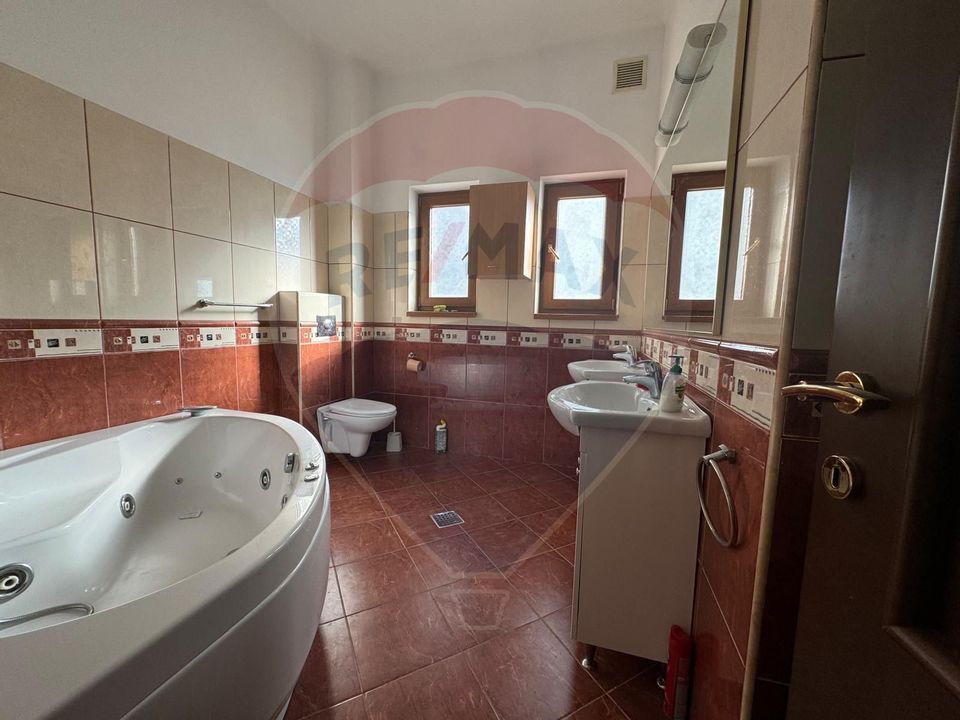Apartament cu 4 camere de închiriat în zona Casin