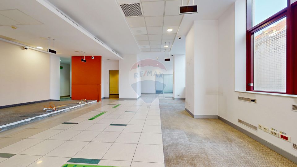 250sq.m Commercial Space for rent, Ultracentral area