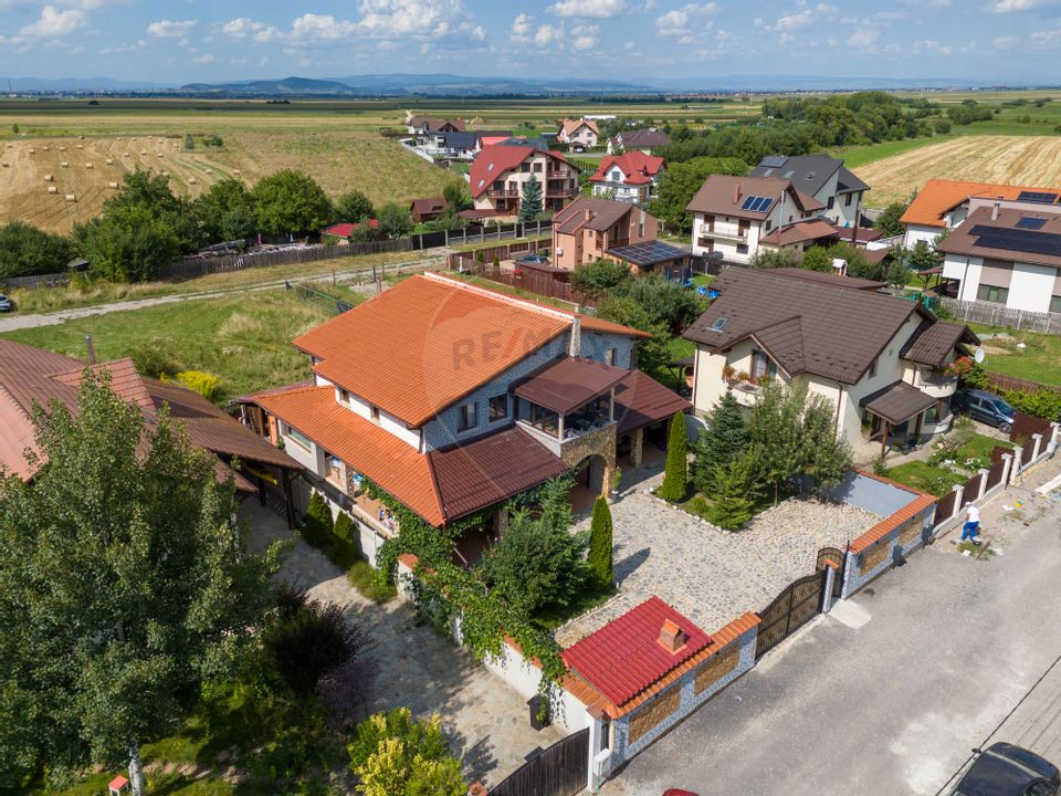 Conac, proprietate unica, in mijlocul naturii, Sacele!