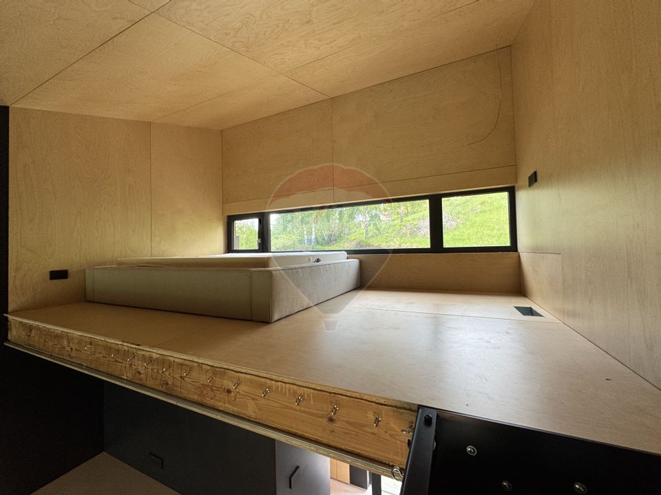 Doua case la munte, cu vedere superba, localizate in Poiana Marului