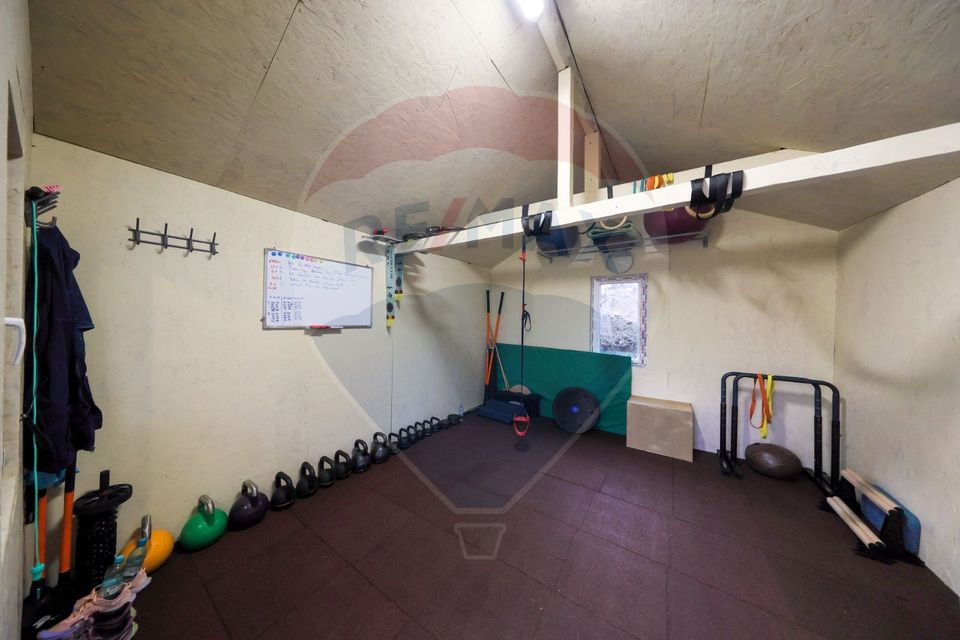 Ansamblu rezidențial cu casă principală și anexe, teren 1.487 mp