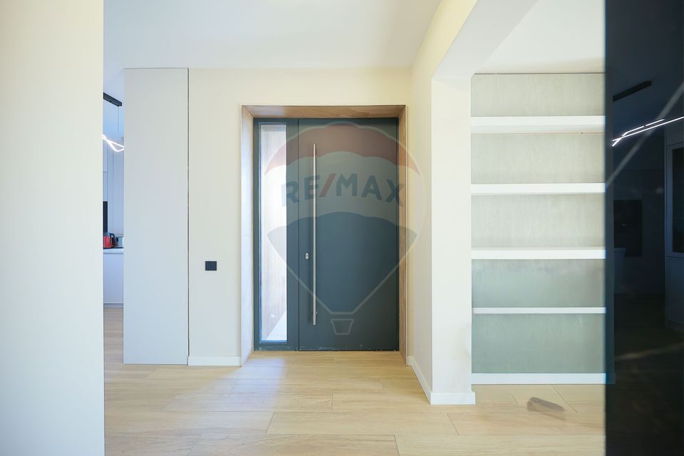 De vânzare Vilă cu 8 camere în Sânmartin, 290 mp util, teren 1100 mp