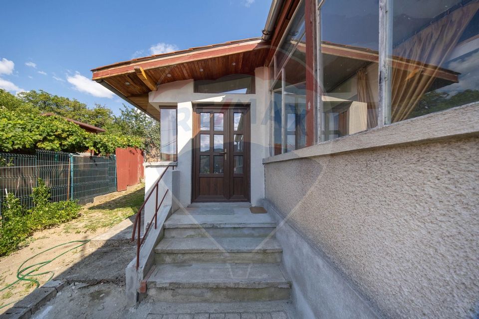 Casa individuală  4 camere de vânzare în zona Schei