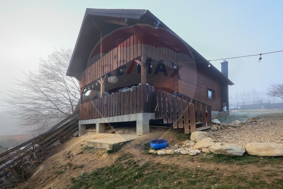 Ansamblu rezidențial cu casă principală și anexe, teren 1.487 mp