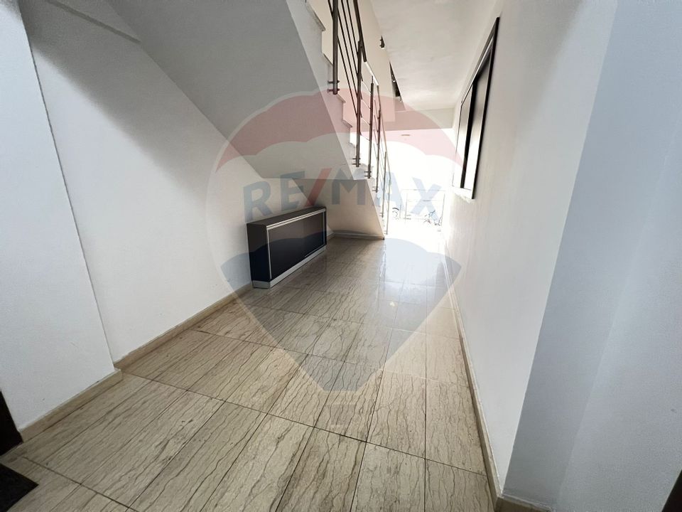 Apartament cu 3 camere cu CURTE PROPRIE  de vânzare în zona Tractorul