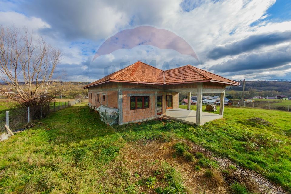 Casă Spațioasă cu Curte Mare