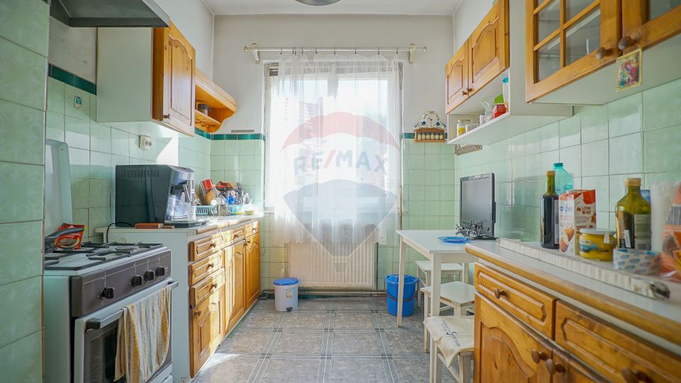 REZERVATA! Vilă impozantă, cu două apartamente și mansardă, Schei