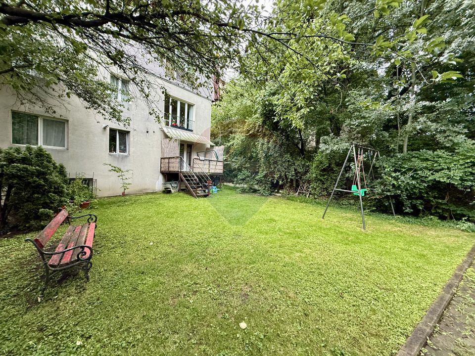 Apartament în vilă, Curte comună cu piscină – Andrei Mureșanu