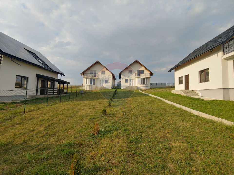 Casă / Vilă individuală cu 560 mp teren, de vânzare în Scheia, Suceava