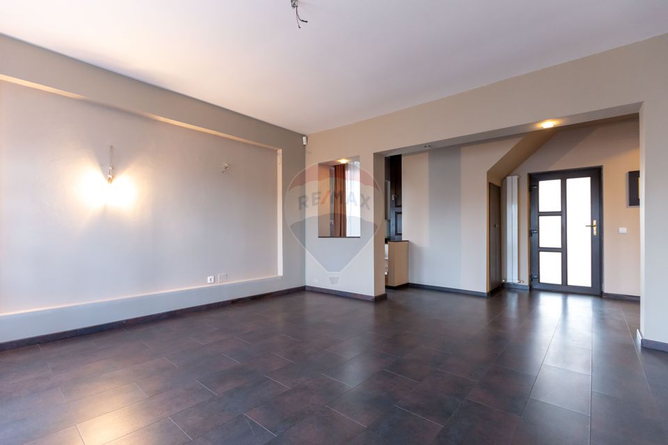 10 room House / Villa for sale, Serbanesti area