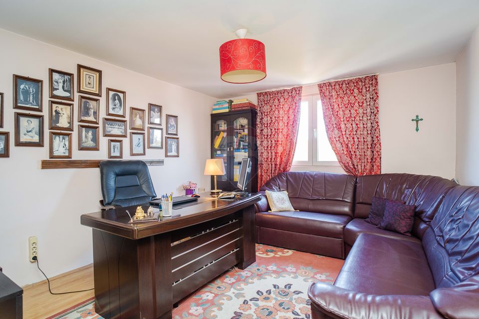 Casă / Vilă spatioasa cu teren in zona centrala Sararie