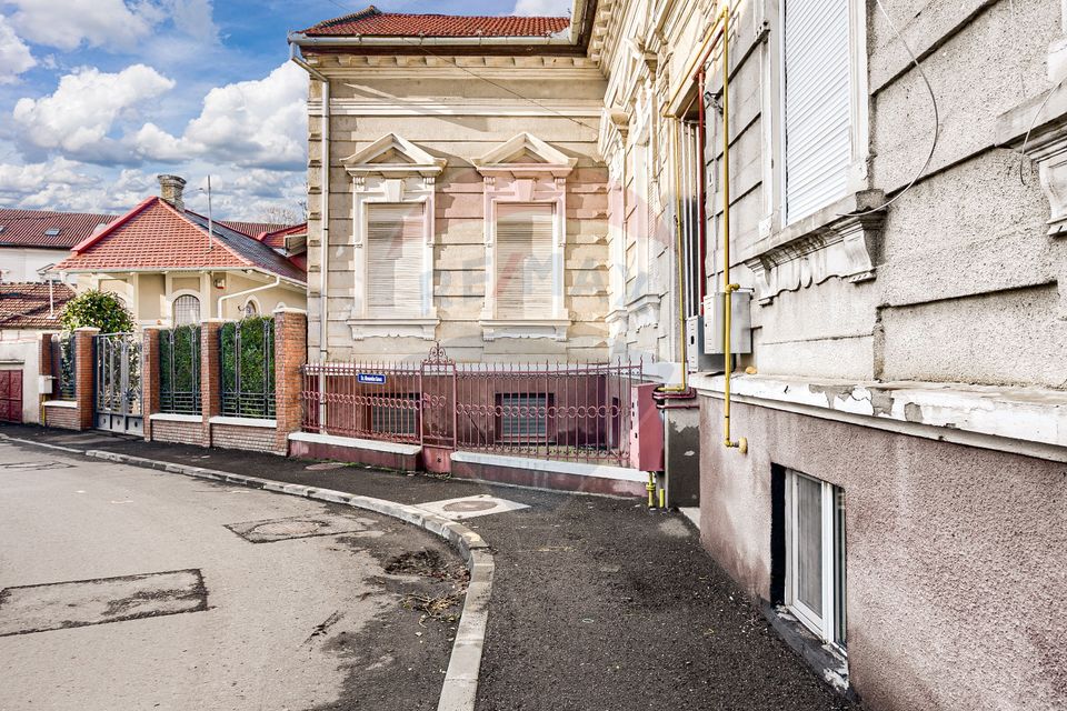 Apartament 4 camere spațioase,  curte,  zona Piata Catedralei