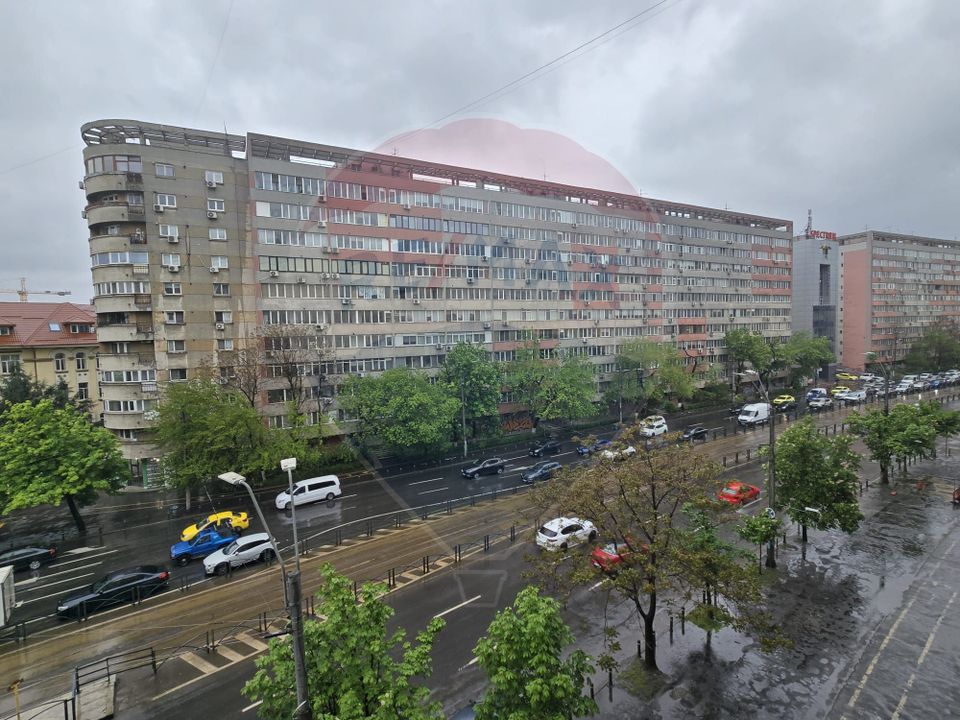 Apartament cu 3 camere de vânzare în zona Bucur Obor