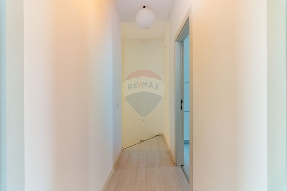 For sale House / Villa with 4 rooms in Tunari