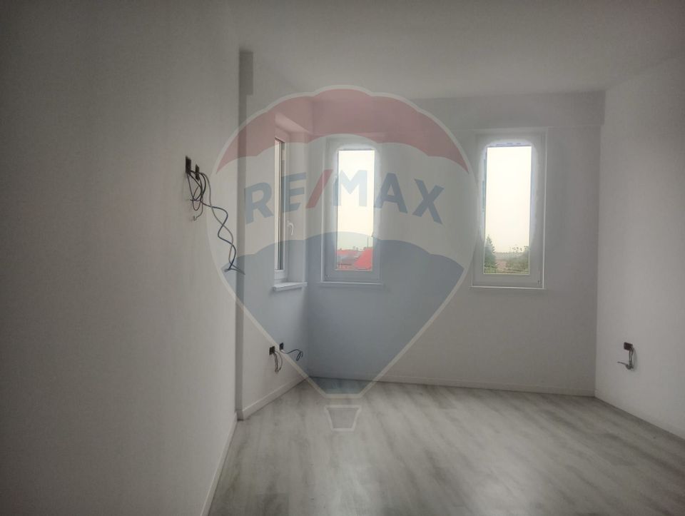 Apartament cu 3 camere de vânzare în zona Micalaca