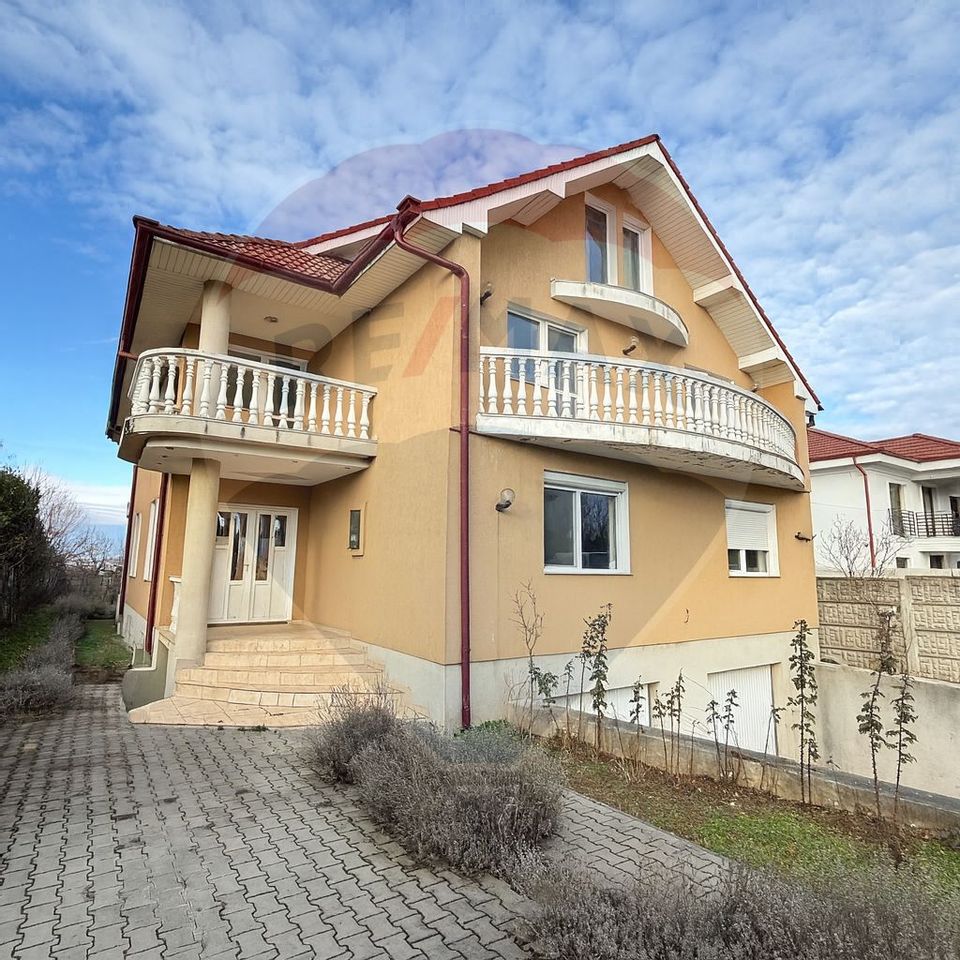 8 room House / Villa for sale