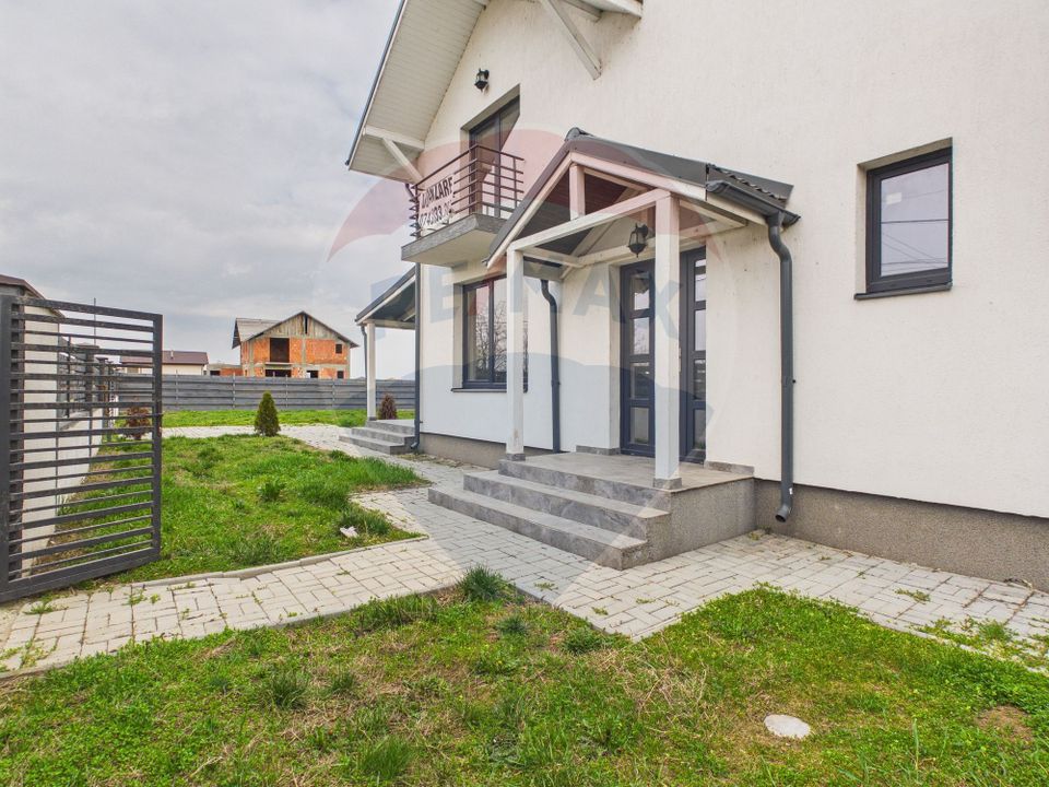 Modern 5 bedroom villa GF+1 for sale in Crevedia