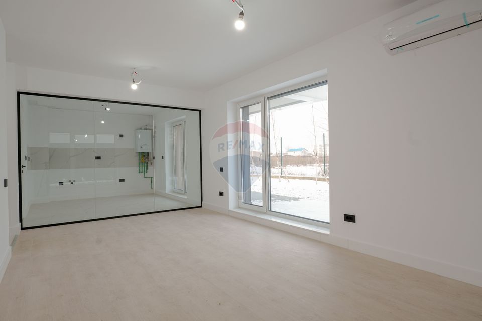 Vanzare apartament de lux cu 4 camere, curte de 279 mp in Pallady