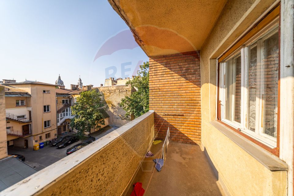 Apartament cu 4 camere, decomandat in zona centrala