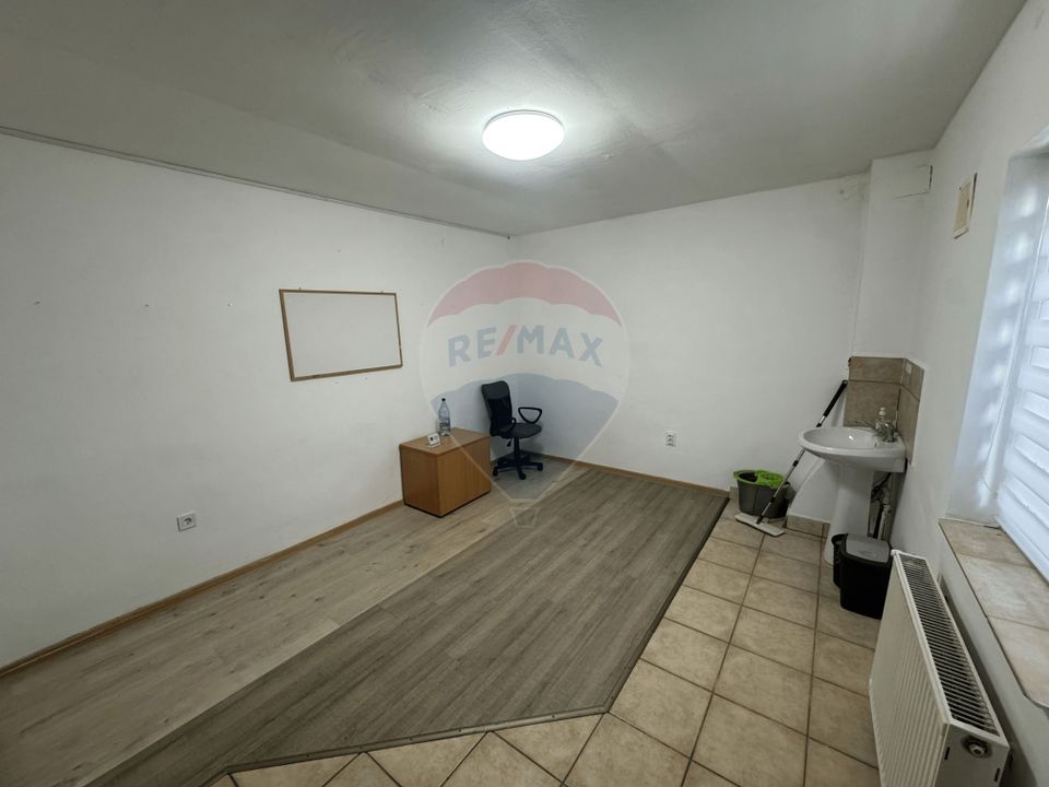 30sq.m Commercial Space for rent, 13 Decembrie area