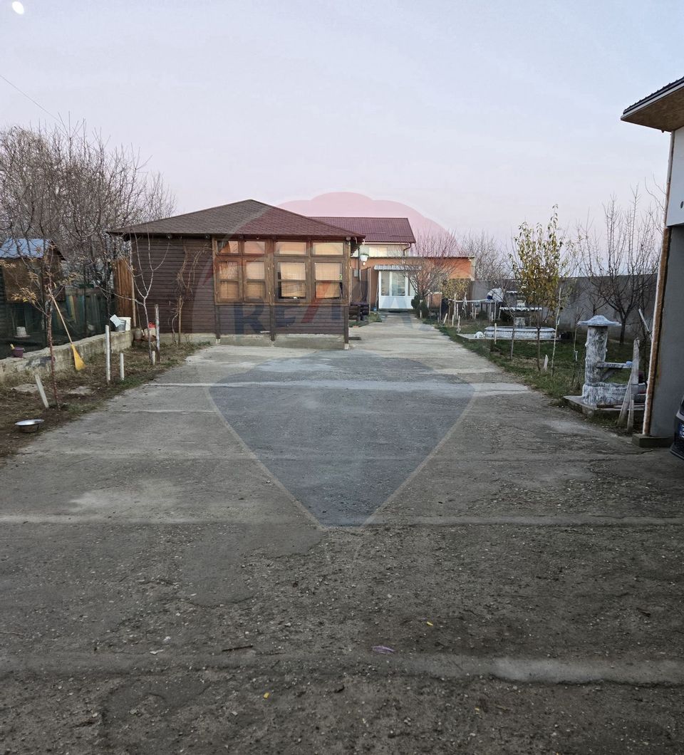 Casa 3 camere, teren 880 mp, beci, foisor, garaj, panouri solare