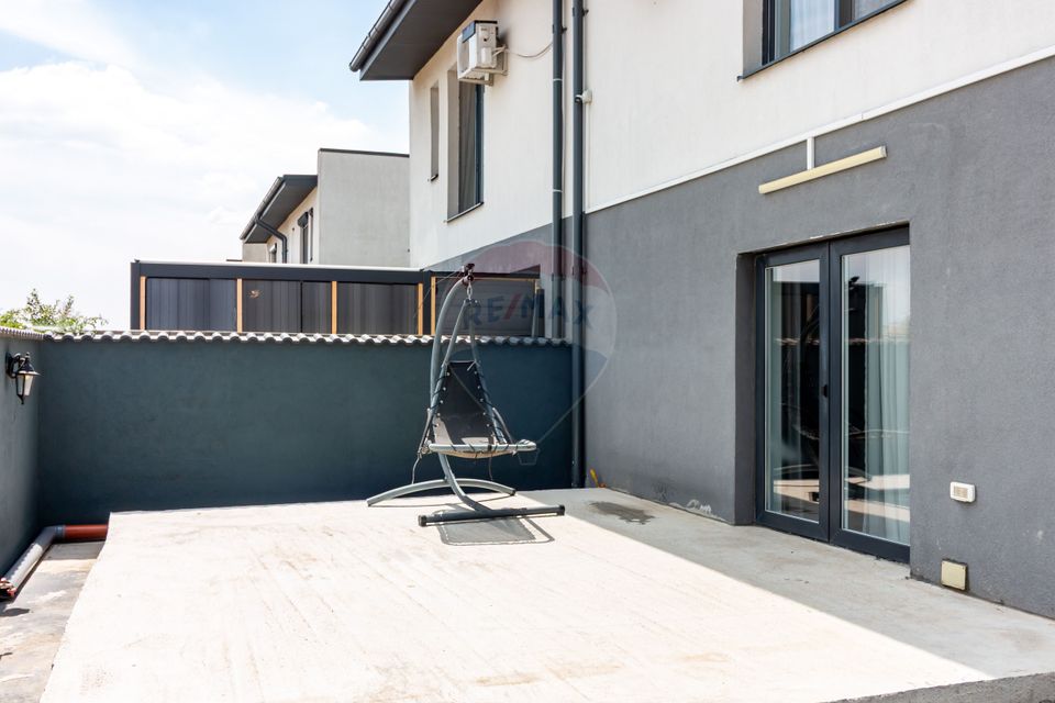 For sale House / Villa with 4 rooms in Tunari